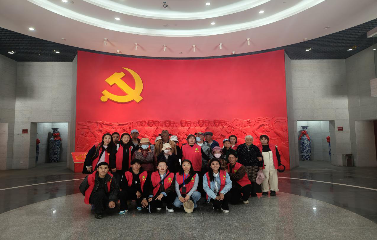 图为西藏扶残助残社工带领残疾人参观军史馆